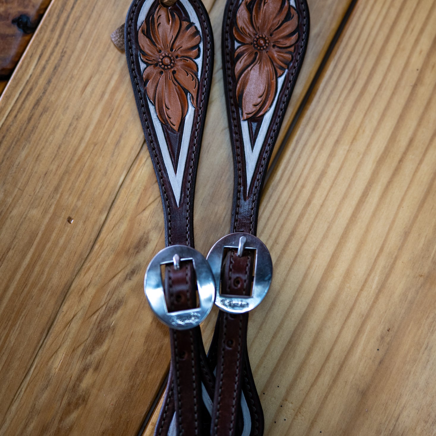 Spur straps-white and chocolate w/ flower