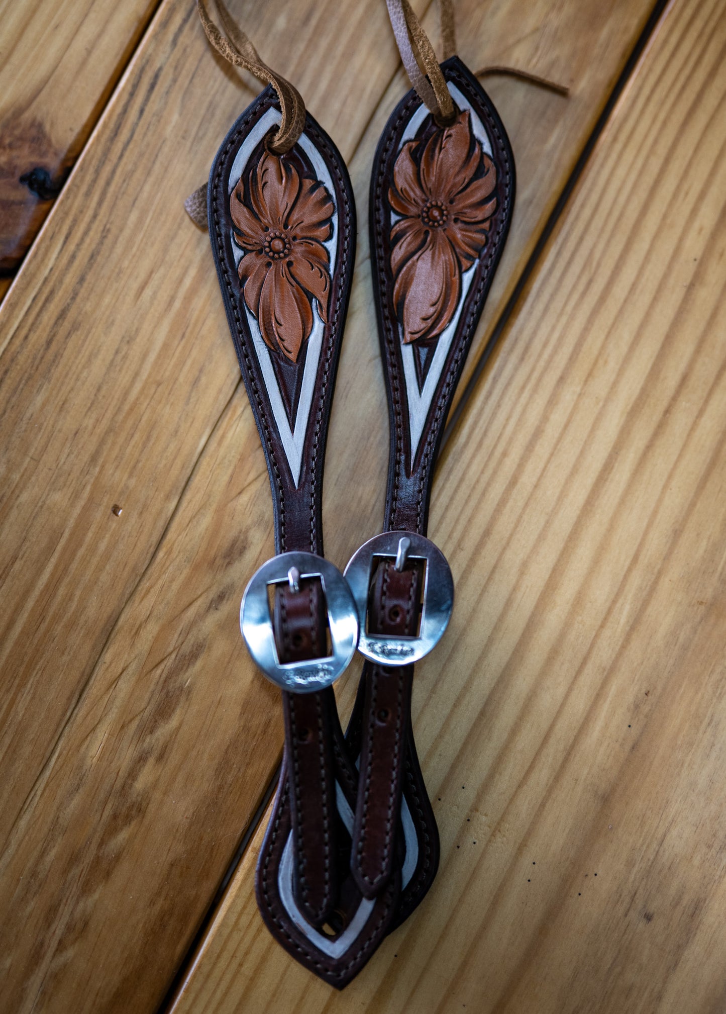 Spur straps-white and chocolate w/ flower